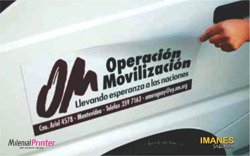 Aviso imantado para automóviles y furgonetas de gran formato con datos de contacto y logo de servicios.