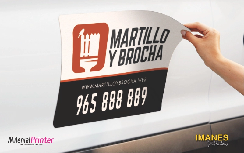Aviso magnético para carro siendo removido fácilmente de la puerta de un vehículo blanco.